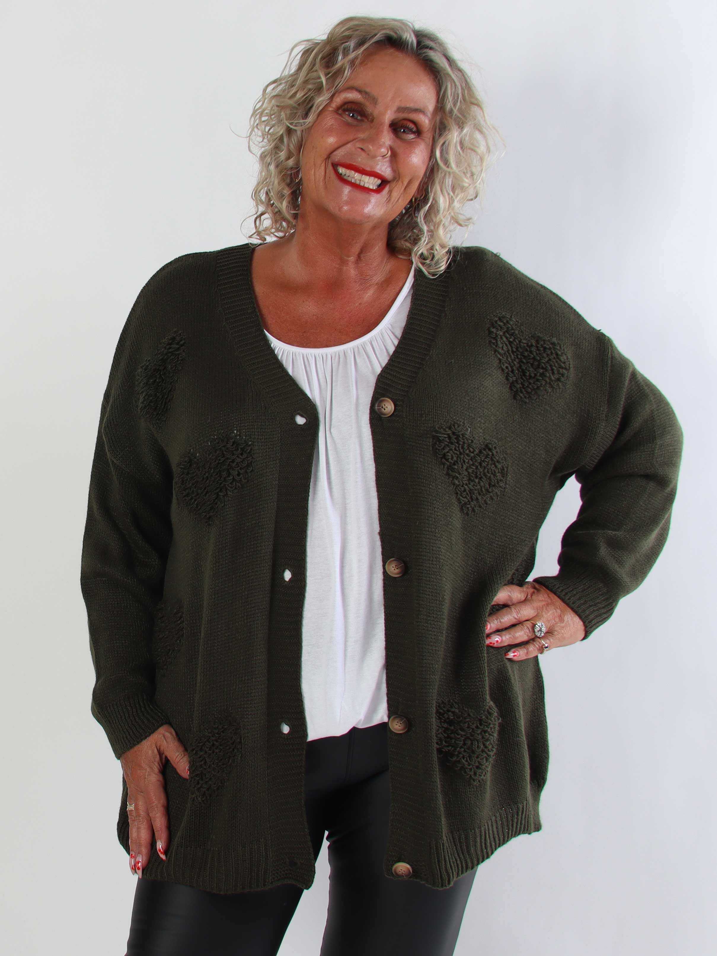 Rosaline - Sød plus size strikcardigan med fine hjerter og knaplukning